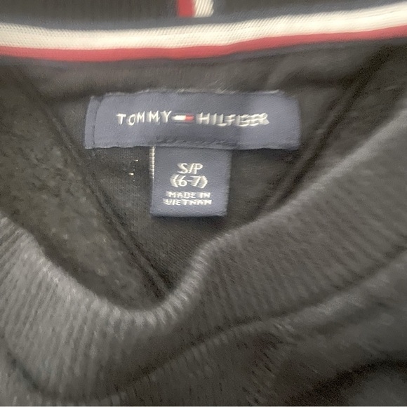 Tommy Hilfiger Kid Size S 6-7 Black Crew Neck Sweatshirt (has tiny hole) see pic - Picture 2 of 7